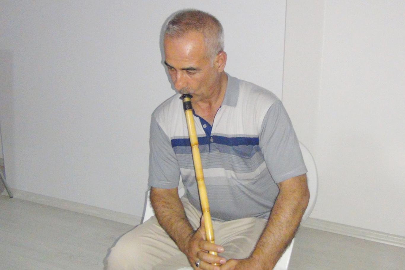 "Ney 'hu' sesini duydukça kararıp olgunlaşıyor"